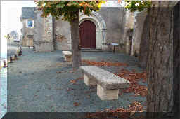 bancs de pierre sur la place de la chapelle, Beaulieu/Layon, 10/2003 (54956 octets)