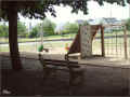 banc au dossier cassé,  jardin public, Beaulieu_sur_layon, 06/2009 (244321 octets)