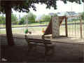 banc au dossier cass�,  jardin public, Beaulieu_sur_layon, 06/2009 (244321 octets)