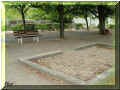 beaulieu : jardin public, le bac à sable, inchangé depuis la fin des années 50 où je grattais le sable en barbotteuse (08/2005) (85989 octets)