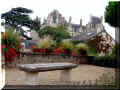 brissac, banc de pierre face au ch�teau (103532 octets)