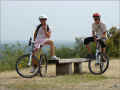 banc-et-cyclistes_candes-st-martin, 09/2009 (238178 octets)