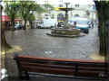 Chinon, place de la fontaine : less trois grces, 11/2008 (113973 octets)