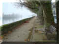 Chinon, quai de la Vienne,un jour de pluie, 11/2008 (136885 octets)