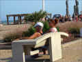 couple-sur-un-banc_esplanade_le-barcares (356339 octets)