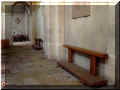 N�mes, 08/2007, cath�drale (banc plus fait pour s'agenouiller que pour s'asseoir (72245 octets)