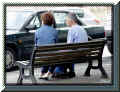 un couple se repose � l'ombre, place de l'�glise (55717 octets)