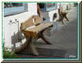 devant une boutique, un banc original (55013 octets)