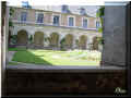abbaye de Valloires, le clo�tre : les touristes s'assoient fr�quemment sur les murets qui bordent le clo�tre (79175 octets)