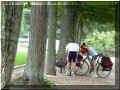 couple de touristes � Tours, pr�s des quais de la Loire (84851 octets)